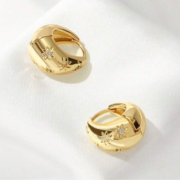 Celestial star tear hoop thick gold earrings - Picture 4 of 4